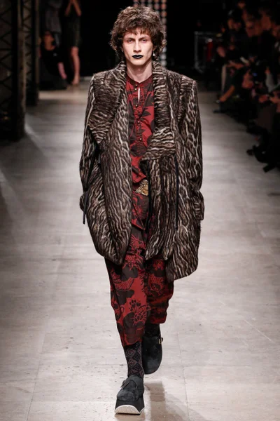Look 10
